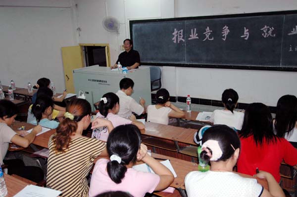 桂林日报社社长毛登峰正在为我校师生讲学。