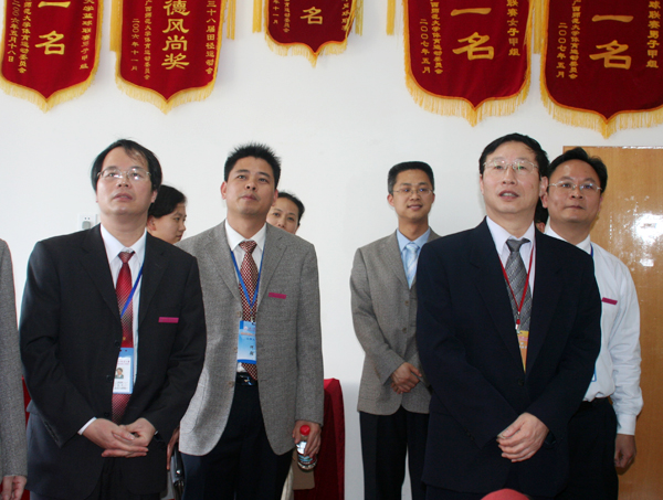 张澍研究员（前排右一）走访政治与行政学院 。