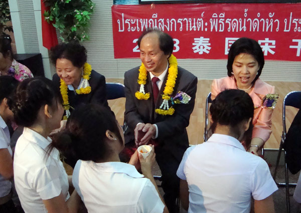 易忠副校长（中）接受泰国留学生的泰国新年祝福。