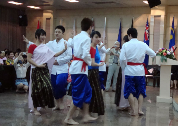 传统泰国舞蹈表演。