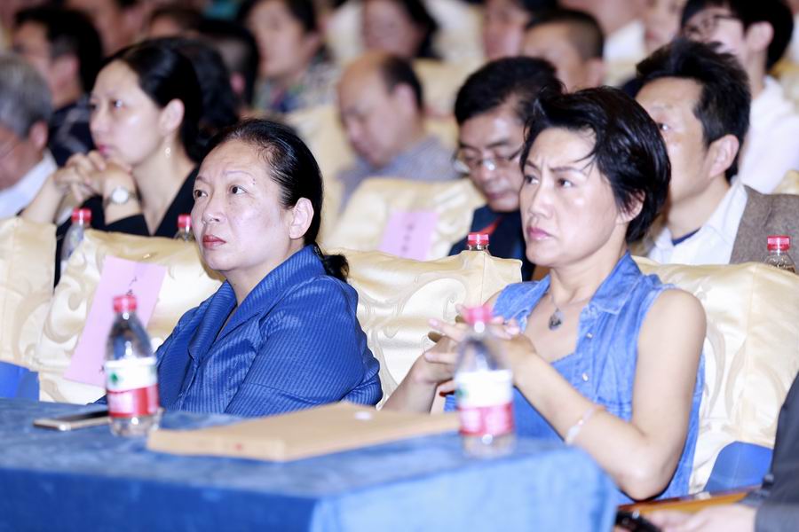 校党委书记王枬（左一）、出版社总编辑刘瑞琳（左二）聆听张维迎教授讲座（黄珊虎/摄）