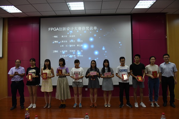 4、领导为选手进行颁奖.JPG
