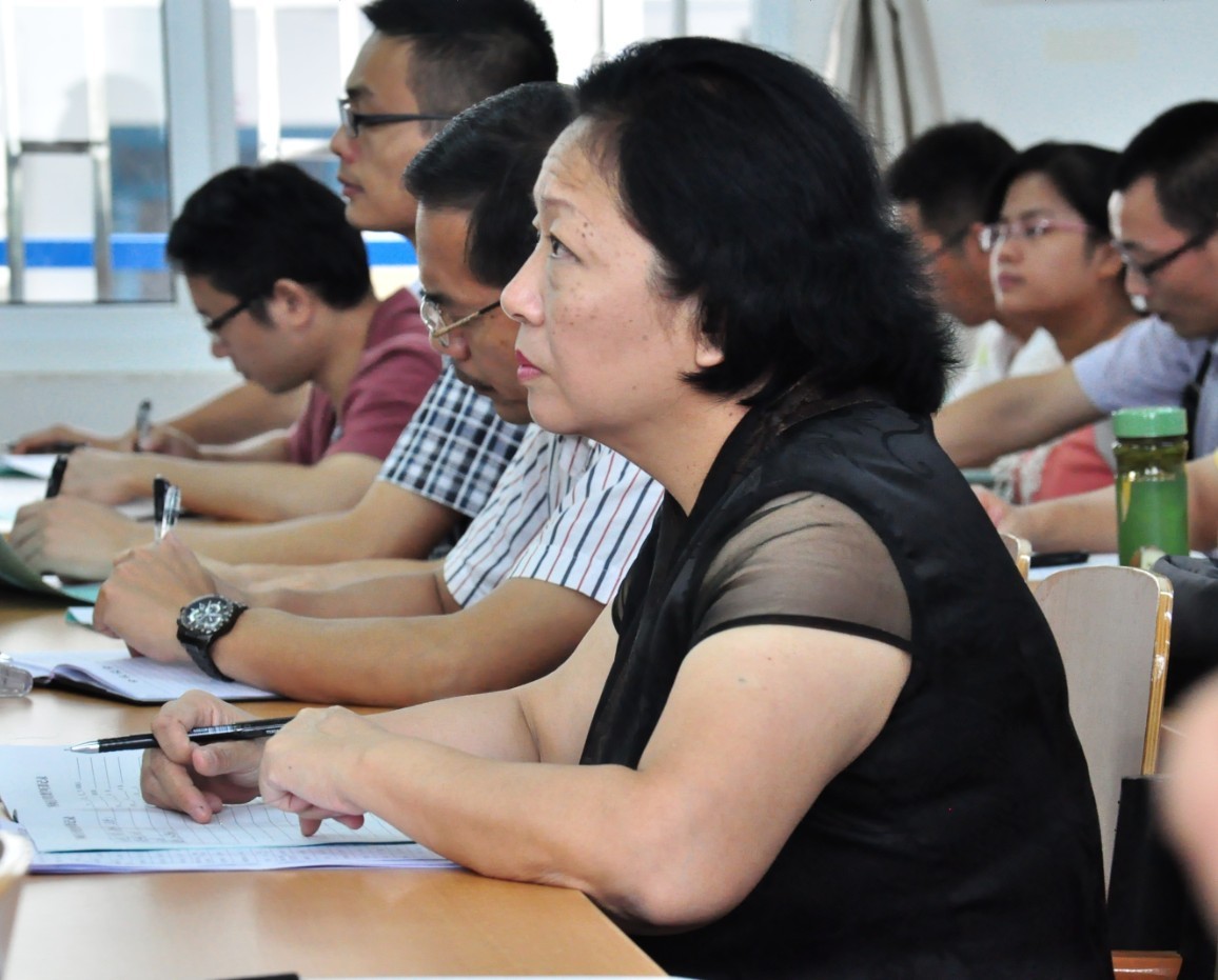 校党委书记王枬在文学院听课（大学生通讯社 杨舒剑 摄）