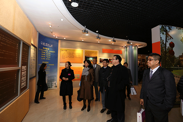 _0003_各嘉宾们参观我校校史馆.png _0003_各嘉宾们参观我校校史馆.png