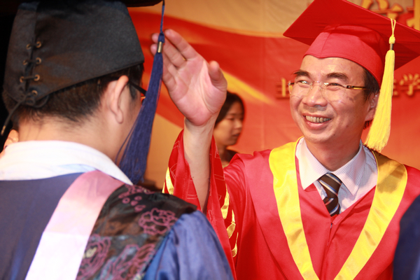 校长、校学位评定委员会主席梁宏教                    </div></div>
                                <!--新闻内容结束-->

                                <div class=