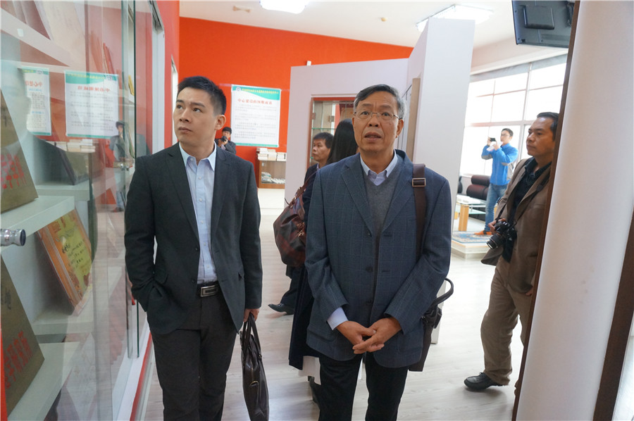 考察组在湖南师范大学“中国特色社会主义道德文化协同创新中心”考察学习