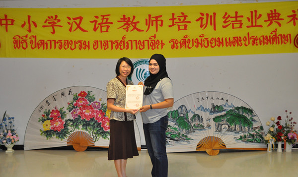 泰方院长给学生颁发结业证书