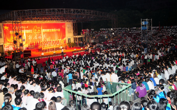 我校四千余名师生到场观看了歌咏大会。