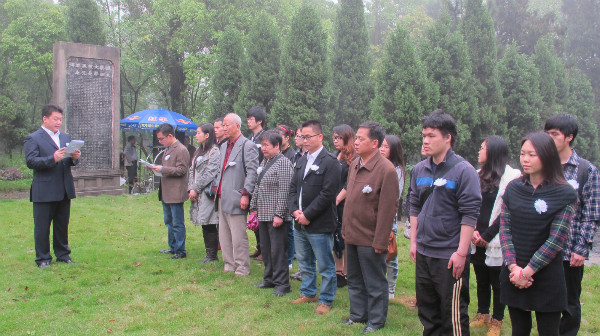 教师代表介绍马君武校长、马保之先生生平