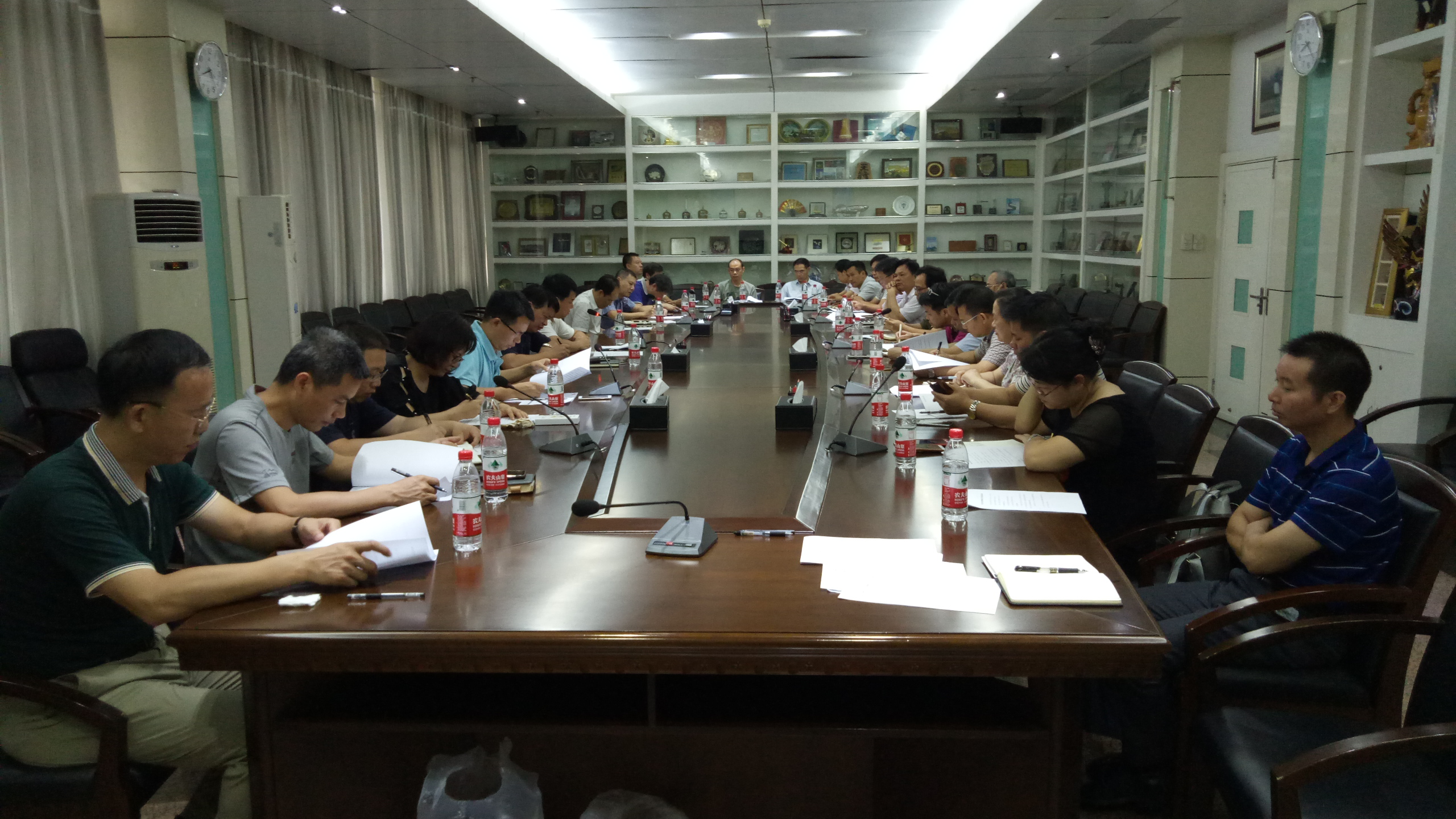 会议现场.png
