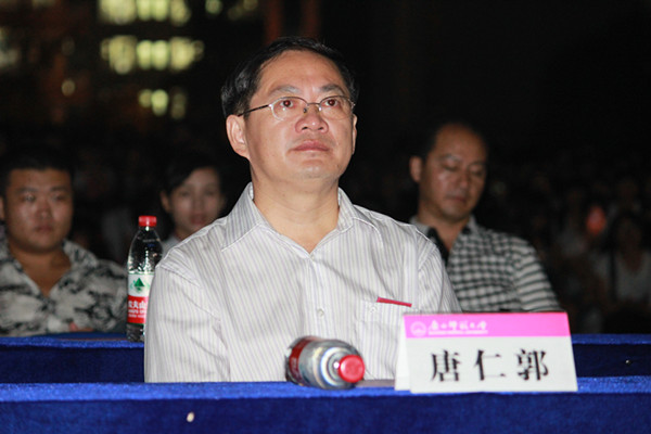 校党委副书记唐仁郭观看演出