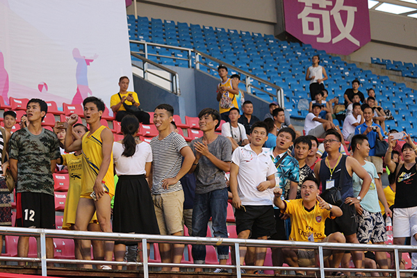 呐喊助威（大学生通讯社邓海燕 摄）