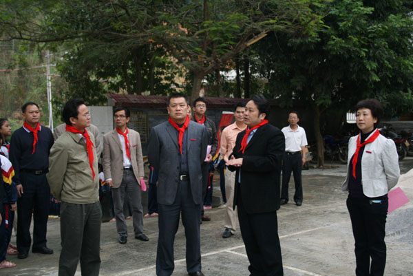 实地察看百南乡中心小学的基础设施建设，了解学校缺水情况