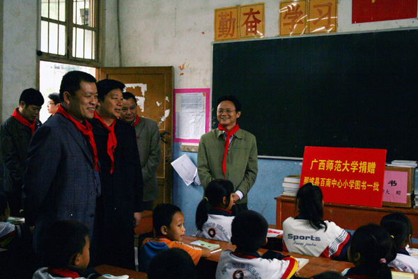 向小学师生们捐赠图书一批
