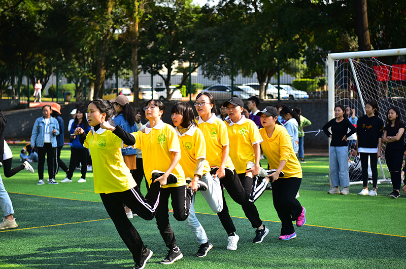 串串单腿跳比赛(大学生通讯社 何珊珊 摄)