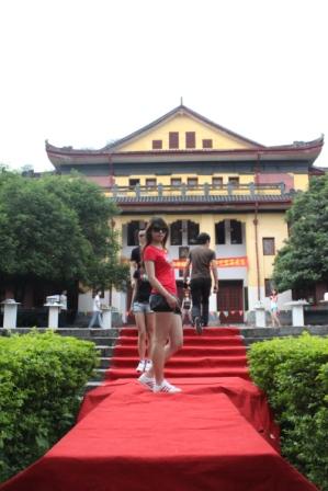 美术学院服装设计与表演专业的学生利用王城这一平台演绎和展示自己的作品（资料图）