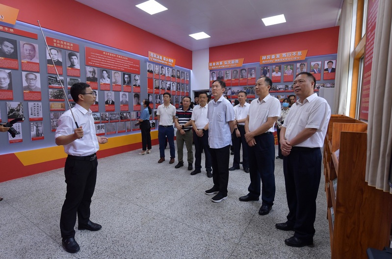 民盟中央副主席徐辉一行到我校考察