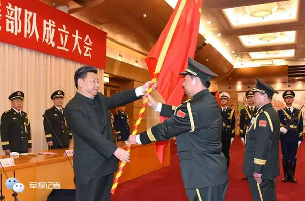 2015年12月31日，中央军委主席主席习近平向陆军司令员李作成授予军旗。