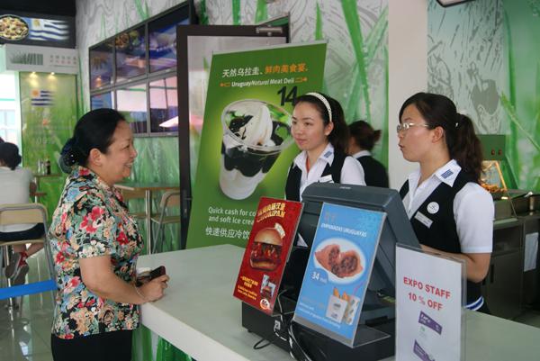 2010年7月,王枬书记到乌拉圭主题餐厅看望金凤世博志愿者