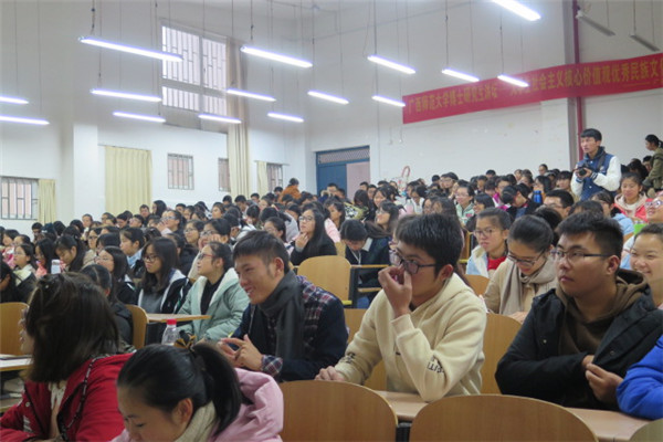C:/Users/Math/Desktop/领略家国情怀，共筑中国梦想——数学与统计学院“大学生社会主义核心价值观优秀民族文化基因培育工程”之“博士研究生讲坛”讲座顺利举办/活动照片/同学们认真听讲座.jpg