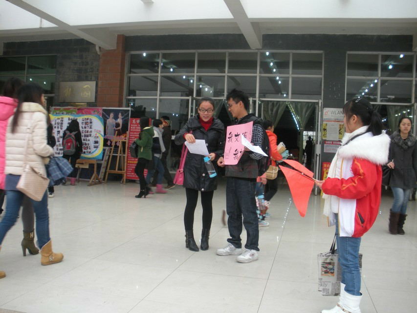 餐厅前小组成员卖力宣传