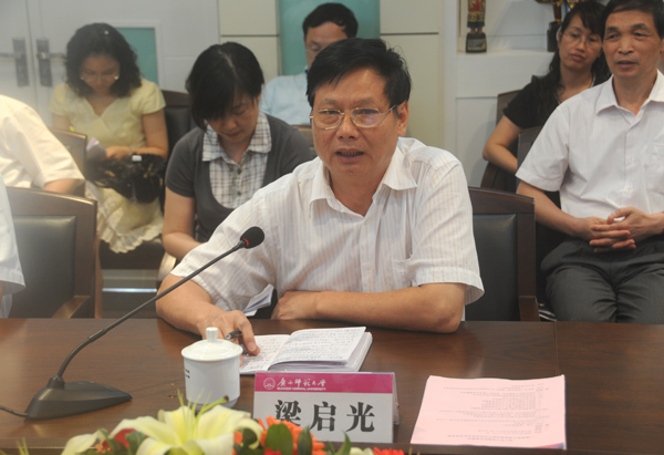 自治区学习实践活动指导检查组高校第四组组长梁启光在会上讲话。