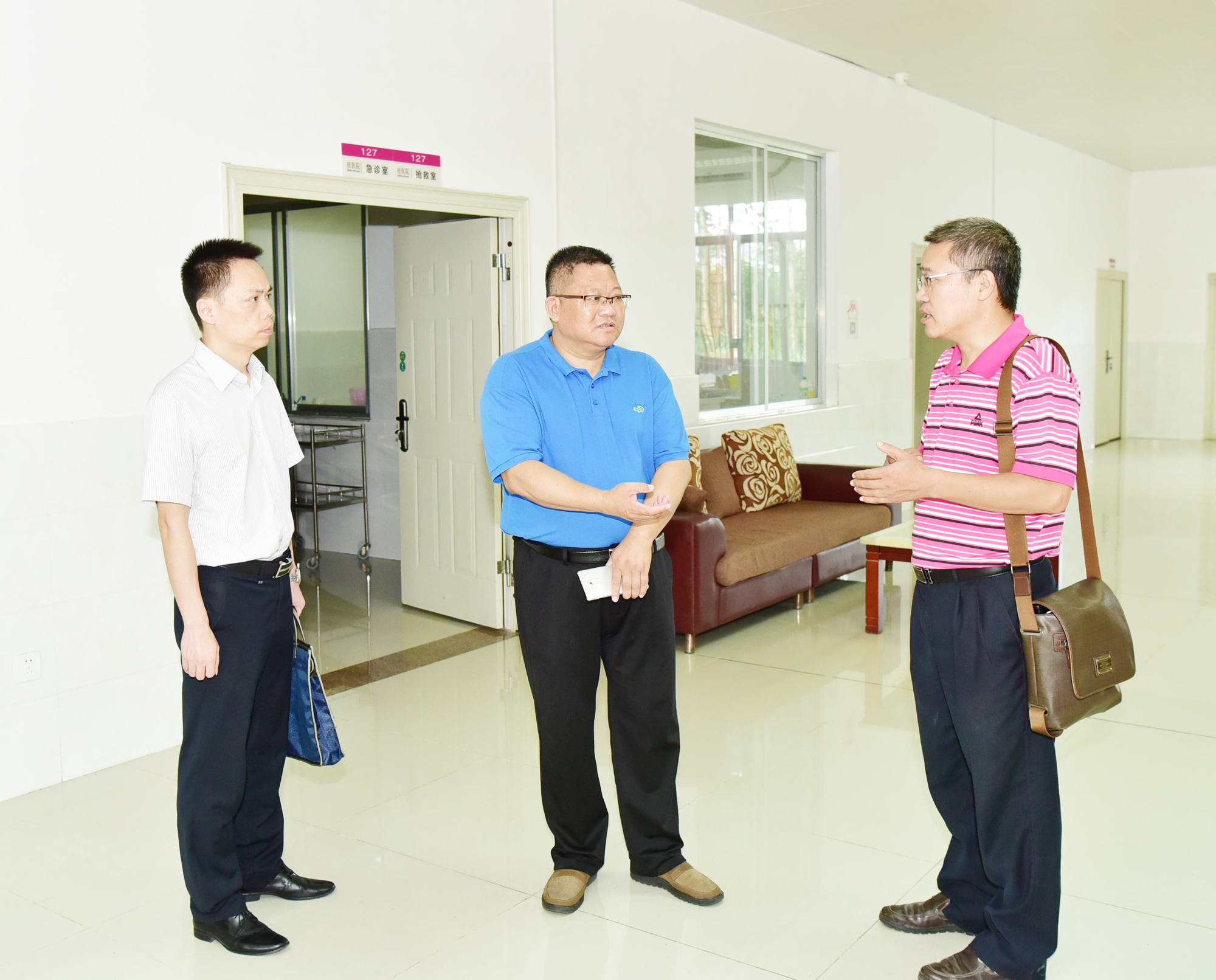 邓军书记到雁山校区医务室医院调研99.jpg