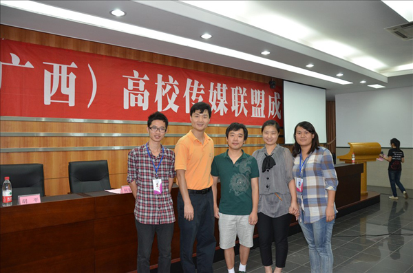 我校大学生通讯社师生一行与中国（广西）校媒联盟秘书长、《中国青年报》记者谢洋（中）合影