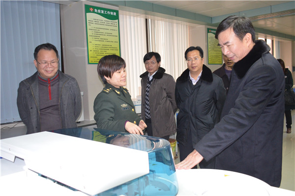 校长梁宏一行参观中国人民解放军第一八一医院实验室