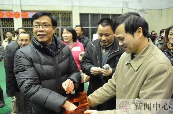 钟瑞添副校长抽出当晚幸运大奖获奖者