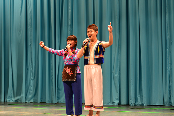 湖南花鼓戏《手拉风箱》对唱（大学生通讯社 韦一琦 摄）