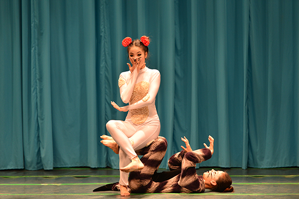 《猫鼠》舞蹈 引爆全场 （大学生通讯社 韦一琦 摄）