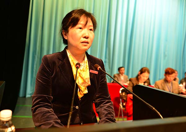 校党委副书记查丹明主持会议