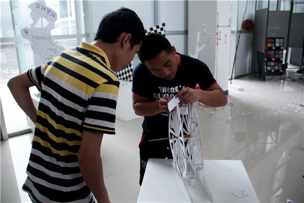 同学们进行布展