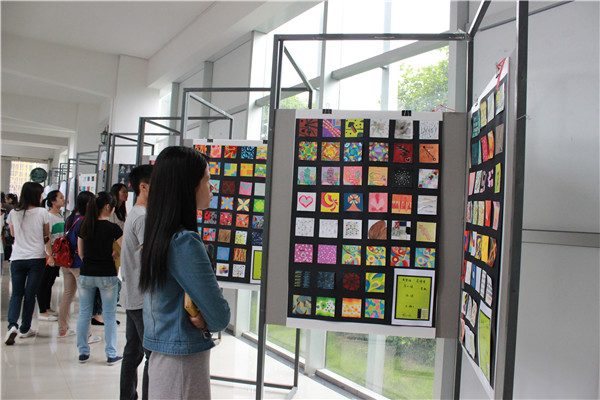 同学们观展