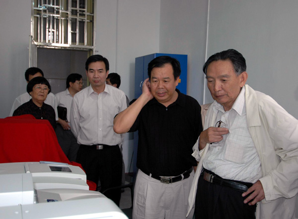 专家组对我校“药用资源化学与药物分子工程”省部共建教育部重点实验室进行实地考察。（右一为周俊院士）