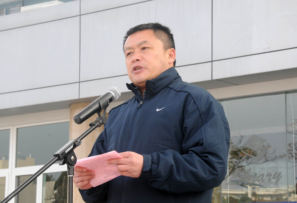 校党委副书记王源平在运动会开幕式上致辞。