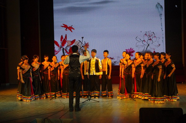 广西籍同学们演唱瑶族歌曲《莲花落》
