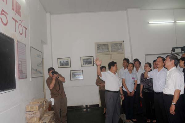 代表团在参观原育才学校食堂旧址(现举重馆)。