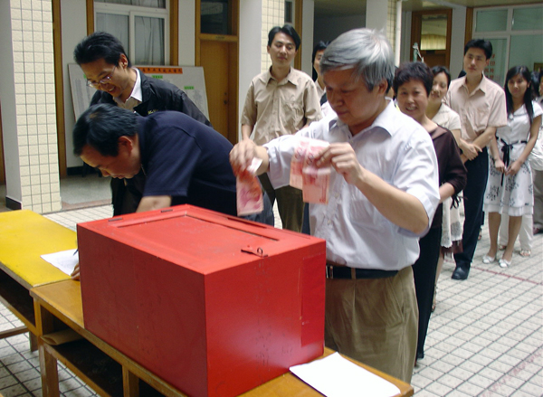 化学化工学院师生排队向灾区捐款。