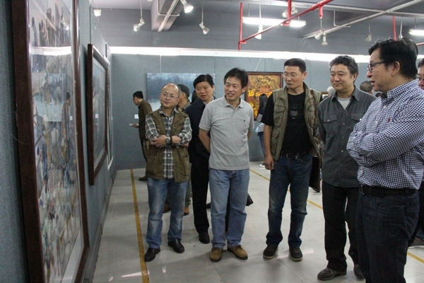 贵州师范大学校长李建军（右一）参观画展