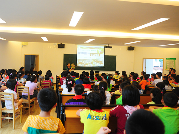 生命科学学院周岐海教授在卓然小学作报告