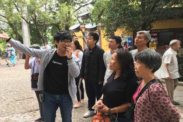 带领退休老教师游王城.jpg