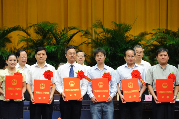 我校曾明华教授（前排右三）代表其科研团队接受自治区领导颁发的2011年度广西自然科学奖一等奖