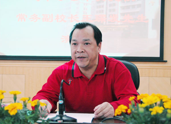 我校副校长白晓军亲切会见来访客人，并向他们介绍了我校近年来的发展情况