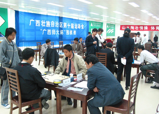 10月22日—25日，由我校冠名的自治区十运会“广西师大杯”围棋赛在桂林体育馆举行。