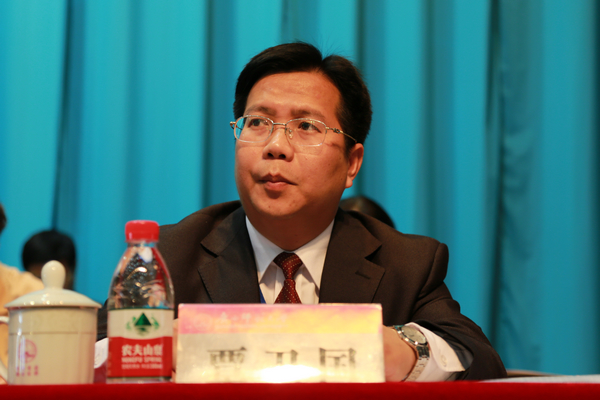 副校长覃卫国主持闭幕会