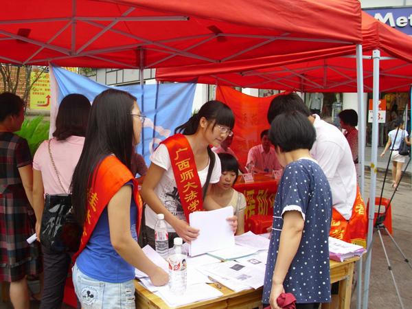 活动吸引了众多市民前来咨询