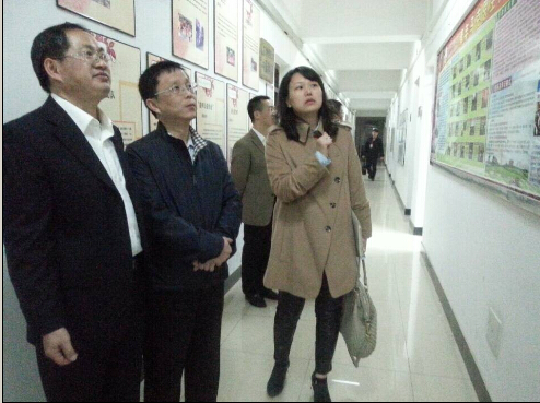 我校青年马克思主义者培养工程基地负责人为李骥介绍基地建设情况.