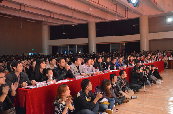 济济一堂看比赛